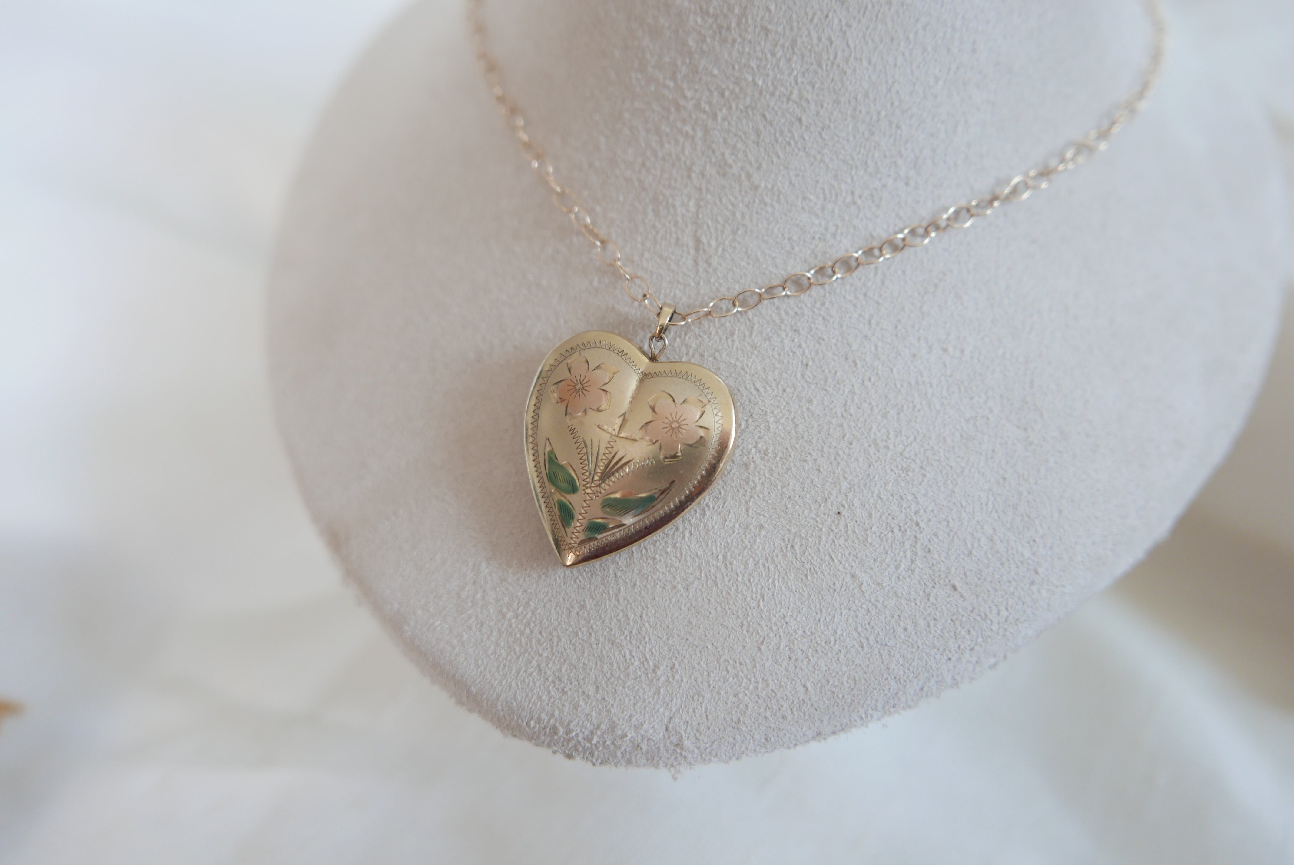 Doretta Vintage Flower Heart Locket